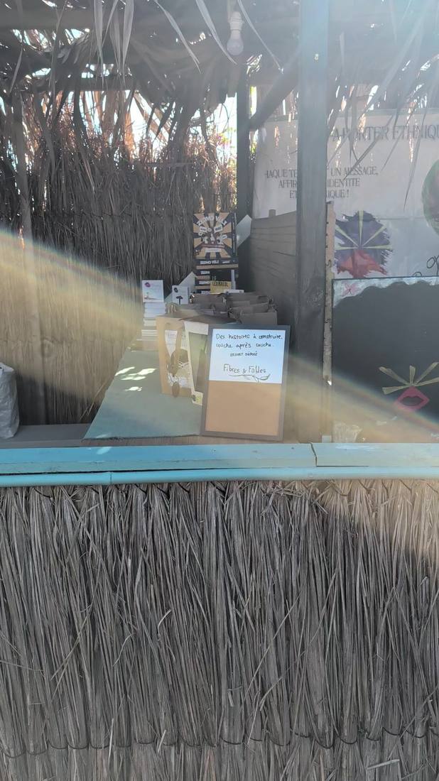 Le stand Fibres & Fables au Marché Fanm Ansanm, juillet 2026