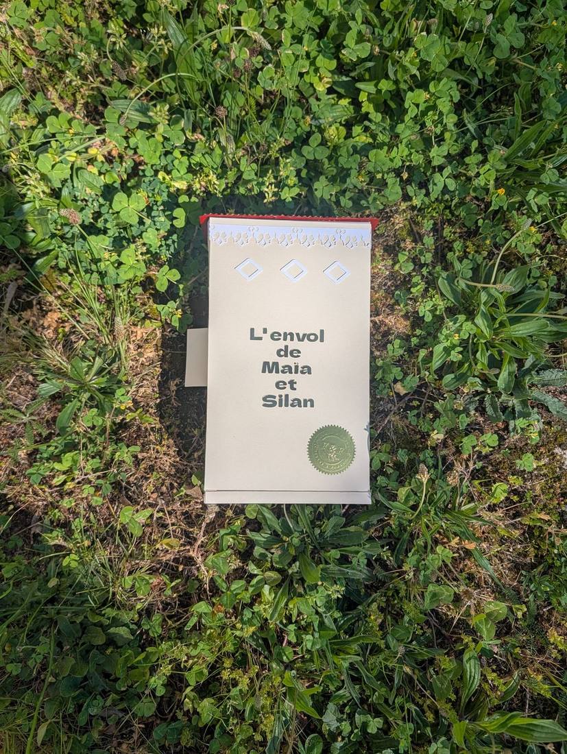 Le Théâtre de Papier emballé, avec son titre « L'envol de Maïa et Silan » gaufré